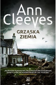 Uwielbiasz wielowątkowe kryminały z doskonale nakreślonym tłem obyczajowym i świetnie wykreowanymi bohaterami? Kochasz odkrywać sekrety małych społeczności i niestraszne Ci są morderstwa w deszczowym klimacie? Jeśli odpowiedź brzmi TAK, Seria szetlandzka Ann Cleeves z pewnością przypadnie Ci do gustu! W tej części przywitają Cię nieprzyjazny wiatr oraz ulewne deszcze, a po tajemniczych zakamarkach wyspy oprowadzą Cię śledczy Jimmy Perez i jego współpracownicy.

Tego dnia Ravenswick pogrążyło się w żałobie, a na pochmurnym niebie próżno było wypatrywać choćby nikłych promieni słońca. Jimmy Perez przybył na cmentarz prywatnie, aby pożegnać swojego starego przyjaciela, a nieoczekiwanie przywitała go nowa służbowa zagadka do rozwiązania...