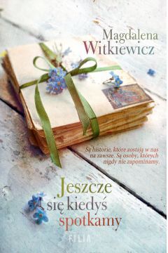 Są takie historie, które zostają w nas na zawsze. Są takie osoby, których nigdy nie zapominamy.


Ja już nie czekam. Chwytam każdy dzień i się do niego uśmiecham. Wierzę, że będą w nim cudowne chwile.

Ile razy zadawali sobie pytania jak potoczyłoby się ich życie, gdyby nie wojna?
Adela, Franciszek, Janek, Rachela, Joachim i Sabina mieli wielkie plany i marzenia.  Przeżywali pierwsze miłości i prawdziwe przyjaźnie. Nie było ważne, że ktoś ma nazwisko żydowskie, niemieckie czy polskie. Po prostu byli przyjaciółmi. Wojna zmieniła wszystko. Wiele lat później, wnuczka Adeli, Justyna, przeżywa kryzys małżeński. Dopiero wówczas poznaje historię swojej babki i jej przyjaciół. Historię, która zmienia ją na zawsze.  

Wzruszająca opowieść o różnych obliczach miłości wykradzionych wojnie, życiowych wyborach i rodzinnych tajemnicach, które wpływają na nas bardziej niż myślimy.