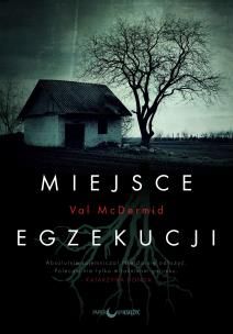 Najmroczniejsza premiera roku! Książka od lat znajduje się na listach najważniejszych kryminałów w historii literatury. Nigdy wcześniej niepublikowana w Polce, a najważniejsza w dorobku, królowej kryminałów Val McDermid. Miejsce egzekucji to wybitny kryminał autorstwa Val McDermid, jednej z najpopularniejszych autorek kryminałów na świecie. Książka od lat znajduje się na listach najważniejszych kryminałów w historii literatury. Miejsce egzekucji zdobyło w 2000 roku nagrodę literacką Los Angeles Times, a w 2001 roku została nominowana do nagrody im. Edgara Allana Poe w kategorii Najlepsza Powieść. Na jej podstawie powstał również świetnie przyjęty przez krytykę i publiczność mini serial telewizyjny. Grudzień 1963 roku. Odcięta od świata wioska Scardale w północnej Anglii. 13-letnia Alison Carter wychodzi z psem na spacer i znika bez śladu. Intensywne poszukiwania nie przynoszą rezultatu. Choć ciało dziewczynki nie zostaje znalezione, wszyscy podejrzewają brutalne morderstwo. Dla młodego inspektora policji, George’a Bennetta, jest to pierwsza tak ważna i trudna sprawa.