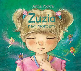 ądzicie, że dobre wróżki nie istnieją? Poznajcie serię książek o przygodach Zuzi! Z pewnością zmienicie zdanie!
Nadeszły wymarzone wakacje i wyjazd nad morze, którego Zuzia od dawna nie mogła się doczekać, skrupulatnie odliczając dni do wsierpnia. Lecz cóż to? Radosną zabawę i beztroski humor mieszkańców pensjonatu Mewa z uporem psuje niejaki Bronisław Gburek, ponury jak listopadowa noc staruszek. Nie pomogą figle Hultaja ani wesołe oczka misia Fredzia - pan Gburek pozostaje nieugięty. Zrozpaczona Zuzia wzywa na pomoc swoje czarodziejskie przyjaciółki: Ostróżkę, Wierciuszkę, Pietruszkę i Łakomczuszkę. Czy moc maleńkich wróżek wystarczy, by przywrócić panu Gburkowi dziecięcą radość? Co tak naprawdę przywiezie Zuzia z wakacji nad morzem?