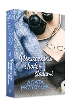 Jeśli jesteś fanem debiutanckiej powieści Agaty Przybyłek Nie zmienił się tylko blond, to najwyższy czas zapoznać się z kontynuacją komediowego hitu Nieszczęścia chodzą stadami, dzięki któremu tę niezwykle pozytywną pisarkę poznały czytelniczki w całej Polsce. Duża porcja wzruszeń i śmiechu do łez gwarantowane!

Nieszczęścia chodzą stadami to bezpośrednia kontynuacja Nie zmienił się tylko blond, powieści, która przyniosła Agacie Przybyłek znaczną popularność wśród czytelników. W książce po raz kolejny spotkamy się z naszymi ulubionymi bohaterami. Halina, matka Iwonki, głównej bohaterki pierwszego tomu, nie może pogodzić się z tym, że jej ukochana córka i wnuki wyprowadzają się z domu. Na szczęście już niedługo do Polski ma wrócić Martusia, córka chrzestna Haliny, która przywiezie z Anglii dwójkę dzieci: Marysię i Krzysia. Jeśli nie czytaliście pierwszej części, nic straconego. Fabuła obu książek nie jest ze sobą powiązana i nic nie stoi na przeszkodzie, by zacząć lekturę od Nieszczęścia chodzą stadami.

Halina postanawia przyjąć Martę pod swój dach i pomóc jej zaadaptować się w Polsce. Niestety los bywa przewrotny i okazuje się, że sielanki nie będzie. Krzyś jest bowiem... Czarnoskóry. Starsza pani postanawia jak najszybciej pozbyć się z domu Marty i jej dzieci, żaden sąsiad nie może się przecież dowiedzieć o takim skandalu! Żeby dopiąć swego, Halina usuwa z mieszkania wszelkie udogodnienia, nakazuje codzienne wyłączanie prądu, głodzi Martę, karmiąc ją zdrowym, prostym jedzeniem. Historia nie jest tak prosta, jak się z pozoru wydaje. Dziewczyna bardzo ciężko przeżywa powrót do rodzinnej miejscowości, a każde miejsce przypomina jej sytuacje z przeszłości. Staruszka jest nieprzejednana, a jej kreatywność w uprzykrzaniu chrześniaczce życia jest wręcz inspirująca. Nie może przecież pozwolić na zszarganie swojego dobrego imienia! Mimo że opis sytuacji przypomina bardziej dramat niż komedię, w książce nie brakuje błyskotliwego humoru i lekkości, tak charakterystycznych dla stylu pisania autorki.