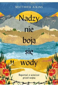 Krwawa wojna w Afganistanie to temat, który był na ustach całego świata. O jej kulisach opowiada Matthieu Aikins w książce Nadzy nie boją się wody. Reportaż o ucieczce przed wojną.

Nadzy nie boją się wody to obraz zawieruchy wojennej widziany oczami człowieka tkwiącego wewnątrz ogarniętego zamieszkami kraju. Matthieu Aikins w 2016 roku wraz ze swoim przyjacielem Omarem, wspierany przez kierowcę i tłumacza, przemierzył drogę z afgańskiej stolicy do Europy. Towarzyszyła im rzesza migrantów uciekających przed terrorem i poszukujących lepszego życia na starym kontynencie. Dzięki autorowi czytelnik poznaje szarych obywateli Afganistanu oraz świat wielkiej polityki, od której zależy los tych stojących na samym dole drabiny społecznej.

Książka pokazuje mechanizm działania grup szmuglujących ludzi do Europy i ze szczegółami opisuje cały przemytniczy proceder. Nie jest to jednak pozycja wyłącznie reporterska. To również historia skłaniająca do refleksji nad sensem ludzkiej egzystencji, rolą miłości i przyjaźni w życiu człowieka czy odpornością na cierpienie oraz hartem ducha pozwalającym przetrwać jednostce nawet w największym piekle na ziemi.