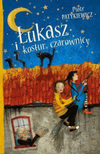 To miały być piękne wakacje w Chorwacji… Niestety  zamiast  tego  Łukasz musiał spędzić  lato w  podgórskim miasteczku  u starej ciotki Wandy. W dodatku w pociągu skradziono mu plecak. Czekało go więc lato bez komórki, bez komputera, a nawet bez prądu, bo ciotka okazała się większą dziwaczką, niż przypuszczał. A wiele wskazywało na to, że jest również czarownicą.  Miało to jednak także dobre strony, bo czasem i Łukasz mógł skorzystać z czarodziejskiej mocy. Stało się to szczególnie istotne, kiedy wyszło na jaw, że mieszkająca w sąsiedztwie sympatyczna Julka potrzebuje pomocy.