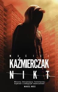 Zło ma wiele imion, jedno z nich to NIKT
Mroczna i brudna historia przesiąknięta tym, co w człowieku najniebezpieczniejsze poczuciem bezkarności.
W łódzkiej kamienicy znaleziono ciało Moniki Maj. Choć młoda kobieta miała podcięte żyły, na brzegu wanny trudno było dostrzec ślady krwi. Sprawę prowadzi podkomisarz Kamila Szolc. Podejrzewa, że kobieta została zamordowana, a sprawca nieudolnie upozorował jej samobójstwo.
W tym samym mieszkaniu dokładnie rok wcześniej zginęła Karolina Gryz. Oficjalną przyczyną śmierci było także samobójstwo. Obecne wydarzenia rzucają jednak zupełnie nowe światło na sprawę sprzed roku. Czy doszło do fatalnej pomyłki śledczych? Jak naprawdę zginęła Karolina Gryz? A może Monika Maj została zamordowana, bo wiedziała zbyt wiele?
Śledczy, którzy pracują nad rozwiązaniem zagadki, wkrótce dostają kolejne zgłoszenie: w pobliskim lesie przypadkowy przechodzień znalazł na wpół powieszoną i nieprzytomną nastolatkę. Ślady wskazują, że była torturowana. Choć zbrodnia różni się od wcześniejszych, intuicja podpowiada Szolc, że sprawa tej dziewczyny może być kluczem do rozwiązania zagadki. Ma nadzieję, że jej zeznania pomogą skierować śledztwo na właściwe tory. Ale ofiara nie jest skora do współpracy, a na pytanie, kto ją skrzywdził, drżącą ręką zapisuje tylko jedno słowo: NIKT