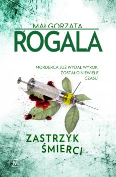 Morderca już wydał wyrok. Zostało niewiele czasu.

Ewa Frydrych znajduje szczelnie owinięte taśmą ciało męża – szefa portalu krytyki kulinarnej, którego opinie nie wszystkim przypadły do gustu. Dlaczego ktoś wstrzyknął mu truciznę i pozbawił życia? Czy chodziło tylko o zemstę, czy za zbrodnią kryje się coś jeszcze? Tym bardziej że w podobny sposób giną kolejne osoby. Sprawę prowadzą starsza aspirant Agata Górska i komisarz Sławek Tomczyk, którzy próbują rozwikłać serię zagadkowych śmierci.