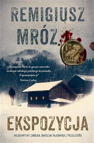 Termin „ekspozycja” ma przynajmniej pięć znaczeń. Podobnie wieloznaczny jest każdy krok mordercy.Pewnego ranka turyści odkrywają na Giewoncie makabryczny widok na ramionach krzyża powieszono nagiego mężczyznę. Wszystko wskazuje na to, że zabójca nie zostawił żadnych śladów.Sprawę prowadzi niecieszący się dobrą opinią komisarz Wiktor Forst. Zanim tamtego ranka stanął na Giewoncie, wydawało mu się, że widział w życiu wszystko. Tropy, jakie odkryje wraz z dziennikarką Olgą Szrebską, doprowadzą go do dawno zapomnianych tajemnic Winy z przeszłości nie dadzą o sobie zapomnieć. Okrutne zbrodnie muszą zostać odkupione