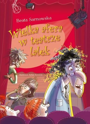 Detektywi z Olsztyna znów w akcji!
Podczas spektaklu w Olsztyńskim Teatrze Lalek w niewyjaśnionych okolicznościach znika pochodząca z Kopenhagi wypożyczona kukła Królowej Śniegu. Kama, Zuza, Krzysiek i Święty, obecni na lekcji teatralnej, przypadkiem dowiadują się o kradzieży i postanawiają w tajemnicy przed dorosłymi wytropić złodzieja lalek.
Kto nim jest? Zadłużona szatniarka, zwolniony portier czy szukająca zemsty krawcowa? A może należy poszerzyć krąg podejrzanych?
Rozejrzyj się! Bądź uważny! Rozwiązanie zagadki jest bliżej, niż myślisz…