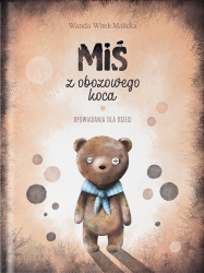 Miś z obozowego koca” to zbiór 22 opowiadań opartych na historiach dzieci, które w sierpniu i wrześniu 1944 roku zostały deportowane z powstańczej Warszawy do niemieckiego obozu Auschwitz. Książka ta została stworzona jako wyjątkowe wsparcie edukacyjne dla rodziców, którzy chcą odpowiedzieć na pytania swoich dzieci o to, czym był Auschwitz.

Autorka, Wanda Witek-Malicka z Centrum Badań Muzeum Auschwitz, podkreśla, że książka nie jest dedykowana konkretnej grupie wiekowej. Ma stanowić pierwsze wprowadzenie dziecka w tematykę obozów koncentracyjnych, dostarczając podstawowej wiedzy i wyobrażenia o tym, czym był Auschwitz.

Postaci występujące w opowiadaniach mają swoje pierwowzory w prawdziwych osobach, a fabuła oparta jest na wywiadach z Ocalałymi oraz ich wspomnieniach zgromadzonych w Archiwum Muzeum. Opowiadania zostały jednak napisane w sposób dostosowany do percepcji dzieci, unikając brutalnych opisów, które mogłyby wywołać traumę.

Książka przedstawia obozową rzeczywistość zgodnie z najnowszą wiedzą historyczną, a opisy są zbudowane na autentycznych relacjach Ocalałych. Pojęcia związane z życiem obozowym zostały wyjaśnione w prosty i zrozumiały sposób, co sprawia, że publikacja jest odpowiednia dla dzieci. Może posłużyć jako wstęp do rozmów na temat II wojny światowej i obozów koncentracyjnych.