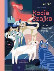 Kocia Szajka znów na tropie! Dołącz do śledztwa, pomóż Loli i Poziomce rozwiązać detektywistyczną zagadkę! Kolejny tom serii z barwnymi kocimi bohaterami, autorstwa Agaty Romaniuk, znanej dzieciom jako pani Wieczorynka. Pewnego słonecznego kwietniowego popołudnia nieznany sprawca utra?ca kamieniem ucho róz˙owego jelenia. Rzeźba od lat zdobi wzgórze zamkowe w Cieszynie. Anatol Szalbot, włas´ciciel miejscowej kawiarni jest załamany. Stoja?cy niedaleko jelen´ przycia?gał tłumy. Komu zawadzał? Czy rozwia?zanie zagadki ma związek ze szlakiem róz˙owych magnolii? Sprawa jest poważna