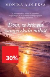 Książka wydana w serii Wielkie Litery – w specjalnym formacie z dużą czcionką dla seniorów i osób słabowidzących.

„Dom, w którym zamieszkała miłość” to piękna opowieść o poszukiwaniu swojego miejsca na ziemi, dojrzewaniu do życia pełnią i o akceptacji przeszłości, za którą łagodnie trzeba zamknąć drzwi.
To historia miłości daleka od banalności, rozgrywająca się na tle Bałtyku, który współgra z emocjami bohaterów, stając się w tej opowieści, podobnie jak pewien dom, spoiwem w skomplikowanej konstrukcji zbudowanej z ludzkich uczuć.