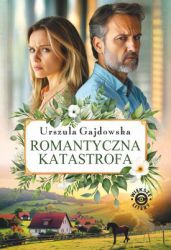 Ratować małżeństwo czy rodzinny dworek, brnąc przy tym w nowe kłopoty? Agata, roztrzepana pisarka z problemami małżeńskimi, latem wyjeżdża z dziećmi na podlaską wieś. Pod jednym dachem spotykają się cztery pokolenia. Z jednej strony są dystyngowana babcia arystokratka i szalona ciotka zielarka, z drugiej - odkrywający uroki wsi nastolatkowie i niesforne zwierzaki. Pośrodku tego rodzinnego zamieszania tkwi Agata. Serce pisarki wyrywa się do dawnej, młodzieńczej miłości - Pawła, a jej córki Gabrysi do przystojnego, choć irytującego Kaspiana. Romantyczna katastrofa to afirmująca życie komedia romantyczna, pełna zaskakujących pomyłek, zwariowanych sytuacji, zabawnych konwersacji. Mądra i ciepła jest jak balsam na serce niejednej kobiety. Edycja książki z dużym, wygodnym drukiem.