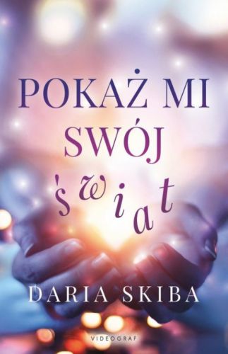 Justyna, dwudziestojednoletnia studentka psychologii, w ramach zaliczenia zajęć musi przygotować projekt pod tytułem Pokaż mi swój świat. Długo zastanawia się, jak zabrać się za ten pozornie łatwy, choć bardzo intrygujący temat. Wtedy z pomocą przychodzi przypadek – w ulubionej cukierni spotyka Rafała, który na oczach klientów dekoruje tort. Chwilę później odbiera telefon od nieznajomej kobiety z prośbą, by podjęła się pracy z sześcioletnią dziewczynką, która na skutek tragicznego wypadku straciła wzrok.
Justyna dostrzega w mężczyźnie ogromną pasję do wykonywanej pracy. Postanawia, że to on i Martynka odegrają główne role w jej projekcie na studia. Jednak Rafał skrywa wiele tajemnic i kiedy między nim a Justyną zaczyna iskrzyć, mroczne sekrety wychodzą na jaw, gasząc tlący się ogień wzajemnej fascynacji. Czy dziewczynie uda się dokończyć studencki projekt? Jak w całej tej sytuacji zachowa się przystojny cukiernik i jaką rolę naprawdę odegra Martynka?