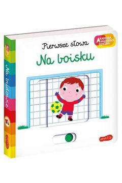 Sportowe zmagania piłkarzy pasjonują nie tylko dorosłych. Dzieci również mają dużo radości z oglądania meczów oraz podczas zabawy z piłką na świeżym powietrzu. Dzięki książeczce Na boisku należącej do serii Akademia Mądrego Dziecka maluchy nauczą się niezbędnego piłkarskiego słownictwa!

Dzieci są ciekawe świata, a wraz z ich rozwojem pojawia się oczywista chęć nauczenia się czegoś nowego i poszerzenia słownictwa. Dla pociech zafascynowanych piłką nożną ta książeczka to idealny pomysł. Poznają słowa, które pomogą im lepiej się komunikować oraz odpowiednio nazywać poszczególne osoby na boisku i czynności wykonywane podczas grania w piłkę!