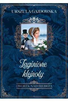 esień 1823 roku. Izabela Wieczorek, podopieczna wicehrabiego Giełczyńskiego, właściciela dworu nad Biebrzą, pragnie wyjść za mąż. Choć na arystokratycznych balach i rautach wyróżnia się urodą, budzi zgorszenie nieprzystojnym zachowaniem. Na dodatek wszyscy konkurenci do ręki niesfornej awanturnicy przepadają bez wieści. W tajemniczych okolicznościach ginie też cenny rodowy klejnot pewnego szlachcica?

Czy przystojny baron Klemens Krzyżewski odkryje tajemnicę znikającej biżuterii? Czy wuj panny Izabeli jest rzeczywiście tylko zrzędliwym staruszkiem? Którego z adoratorów wybierze młoda dama?

Flirty, romanse i namiętności w XIX-wiecznym sztafażu. Wyzwolone kobiety, niebezpieczne przygody, sekretne śledztwa i alchemiczne eksperymenty.

Zaginione klejnoty to pierwszy z trzech