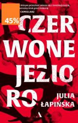 WYŁONIONA Z BLISKO 500 ZGŁOSZEŃ ZWYCIĘŻCZYNI I KONKURSU NA POWIEŚĆ SENSACYJNĄ WYDAWNICTWA AGORA!
Jakie ciemne sprawki łączą uczestników ekskluzywnego przyjęcia ze zbrodniami popełnianymi przed laty w radzieckim garnizonie? Czy miejscowa legenda o żołnierzach topiących ciała kobiet w Czerwonym Jeziorze to tylko fikcja?
Kuba Krall był na szczycie: najlepszy polski fotoreporter, autor szokujących zdjęć ze wszystkich wojen ostatnich lat. Ale sukces to tylko maska, za którą kryje się leczony alkoholem syndrom stresu pourazowego. Gdy Krall sięga dna i wraz z perspektywami kończą się mu pieniądze, niespodziewany ratunek nadchodzi ze strony dawnego przyjaciela, a obecnie wziętego biznesmena. Tylko czy to aby na pewno ratunek?
Kuba dostaje zlecenie ostatniej szansy: ma sfotografować przyjęcie weselne wszechwładnego i cynicznego rosyjskiego oligarchy, Borysa Morozowa. Ale oko fotografa potrafi wyłowić z luksusowej scenerii niewygodne szczegóły. Pannę młodą, która jeszcze na weselu zdradza świeżo poślubionego męża. Tajemniczego mężczyznę w szatach jurodiwego. Zmasakrowane zwłoki, które ktoś porzuca nad ranem na terenie imprezy