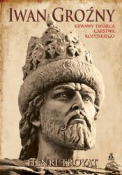 Iwan IV – osierocony przez ojca i matkę, oddany pod opiekę wydzierających sobie władzę bojarów – od dzieciństwa uczy się przebiegłości i okrucieństwa. W 1547 roku koronuje się i ogłasza pierwszym carem Wszechrusi. Ma wtedy siedemnaście lat. Od razu staje się władcą despotycznym. Skłonność do przemocy i rozwiązłości łączy z chorobliwą wręcz pobożnością. Sadysta i mistyk zarazem, ma się za namiestnika Boga na ziemi i z góry rozgrzesza się z wszelkich występków, bo święcie wierzy, że zło czyni w tajnym porozumieniu ze Stwórcą. Wybujała podejrzliwość każe mu wszędzie dostrzegać szpiegów i zdrajców. Jego najwierniejsi dworzanie giną jeden po drugim okrutnie torturowani. Kocha przelewać krew, ale kocha też kobiety. Żeni się osiem razy, nie bacząc na dezaprobatę Kościoła. Jednocześnie jest wybitnym reformatorem. Gorliwie pracuje nad reorganizacją kraju i poszerzeniem jego granic w nieustannych walkach, ze zmiennym szczęściem, z Polakami, ze Szwedami, z Tatarami... I tak, rozdarty między wizjonerską błyskotliwością i przenikliwością umysłu a okrucieństwem, między dewocją a rozpustą, car Iwan Groźny pozostaje nieodgadnioną zagadką.