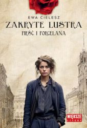 Silne kobiety, wielkie emocje, historyczne tło i codzienność ziemiańskiej rodziny – skromne dworki w Przylipiu i w Szumiejkach są świadkami życia mieszkańców, ich zwyczajów, porywów serca, nadziei i rozczarowań.
Nowy car, Aleksander II, odbiera Polakom resztę złudzeń, nadzieję na autonomię. W Królestwie Polskim rośnie napięcie, nasila się działalność konspiracyjna, coraz odważniej manifestują na ulicach tłumy. Branka do carskiej armii przelewa czarę goryczy. Wybuch powstania styczniowego burzy spokój również w Szumiejkach. Zosia mierzy się z wychowaniem dorastających synów, przeżywa moralne rozterki, rozwiązuje miłosne dylematy. Dotkliwa strata zrzuca na jej barki dodatkowe obowiązki. Angażuje się w pomoc partyzantom, niepokoi się o losy walczących w powstaniu bliskich. Toczące się wydarzenia hartują jej charakter.
„Większe litery” to wersja z większą czcionką. Idealne rozwiązanie dla wszystkich, którzy chcą cieszyć się lekturą bez nadwyrężania wzroku!