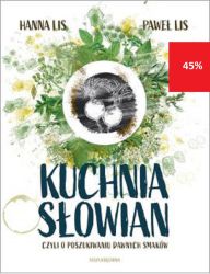 Rozsmakuj się w historii dawnych Słowian!
Gdy myślimy o tym, co jadali i pijali nasi przodkowie we wczesnym średniowieczu, zazwyczaj przychodzą nam do głowy dwie rzeczy: mięso i piwo. Jednak menu dawnych Słowian było o wiele bardziej urozmaicone!
Hanna i Paweł Lisowie jako pierwsi w Polsce podjęli się odtworzenia wczesnośredniowiecznych słowiańskich przepisów i smaków, bazując zarówno na własnych eksperymentach przeprowadzanych w Grodzisku Żmijowiska pod Kazimierzem Dolnym, jak i opracowaniach etnograficznych, historycznych, archeologicznych, botanicznych oraz tych z zakresu ziołoznawstwa. Efektem ich badań jest opowieść o różnorodnych aspektach kultury Słowian potrawach, zwyczajach, ziołach, technikach kulinarnych. Dowiemy się z niej, jaka jest geneza rosołu, dlaczego barszcz nazywamy barszczem i z czego oryginalnie się go gotowało, jakich przypraw używano w czasach, gdy nie znano pieprzu, co pijano, gdy nikt nie słyszał o kawie ani herbacie, jakie warzywa stosowano w słowiańskich kuchniach oraz kim naprawdę był Piast.
Autorzy przygotowali około 120 przepisów, między innymi na polewki, piwa, dania z kasz, bryjki, mięsa, miód pitny, które możemy przyrządzić we współczesnych kuchniach. Znajdziemy tu również porady, jak gotować w glinianych garnkach, wędzić owoce czy nawet piec w jamie ziemnej! Książkę wzbogacają felietony dotyczące życia i obyczajów dawnych Słowian oraz szczegółowy wykaz produktów spożywczych, którymi dysponowali nasi przodkowie.