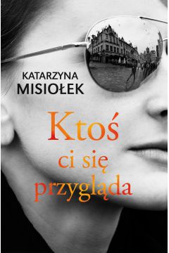 Ktoś Ci się przygląda to powieść o kobiecie, która pewnego dnia zwraca uwagę na to, że ktoś ją obserwuje. Czy to tylko jej wyobraźnia, czy naprawdę ma się czego obawiać?

Zwykle na co dzień nie zwracamy uwagi na to, co dzieje się wokół nas. Kto nas mija, z kim wsiadamy do autobusu lub kto stał przy wejściu do klatki schodowej. Podobnie postępowała bohaterka książki Ktoś Ci się przygląda, autorstwa Katarzyny Misiołek. Pewnego dnia jednak odkrywa, że ktoś ją bacznie obserwuje.

Anna jest samotną matką wychowującą pięcioletniego syna. Mieszka w starym domu w Krakowie, pracując jako radiowa dziennikarka w nocnym programie Randka w ciemno. Próbuje pogodzić pracę z wychowaniem dziecka, domem i jednocześnie znaleźć chociaż chwilę dla siebie. W jej życiu zdecydowanie nie dzieje się nic szalonego, ani przełomowego.