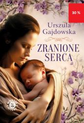 Luiza, młoda nauczycielka warszawskiej pensji dla dziewcząt, spędza lato w majątku baronostwa Lubienieckich, sąsiadującym z dworem Horodyńskich. W trakcie pobytu odkrywa, że skłócone od wielu lat rody łączy bolesna tajemnica. Dlaczego sąsiedzi nagle stali się wrogami? Jaki sekret nosi pod sercem babcia Luizy? Czy owiany złą sławą kobieciarza hrabia Edwin Horodyński jest sprzymierzeńcem dziewczyny, czy stanowi dla niej zagrożenie? Fabuła Zranionych serc autorki bestsellerowych cyklów „W dolinie Narwi” i „Dworek nad Biebrzą” rozgrywa się na Podlasiu w 1869 r. Miłość, nienawiść, intrygi i owiana tajemnicą historia z przeszłości przenosi nas w trudne czasy bohaterów, którzy mimo utraty majątków i carskich prześladowań po powstaniu styczniowym nie tracą nadziei na odzyskanie przez Polskę niepodległości. Edycja książki z dużym, wygodnym drukiem do czytania.