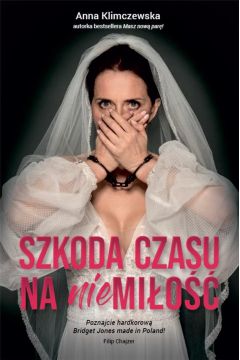 Książka Szkoda czasu na niemiłość zabierze Cię w fascynującą podróż pełną namiętności i pożądania, które rozpali wszystkie Twoje zmysły. Przygotuj się na emocjonującą opowieść o uczuciach, marzeniach i śmiertelnym niebezpieczeństwie.

Bruno po wielu latach emigracji postanowił w końcu wrócić do Polski. W Stanach nie znalazł tego, czego szukał. Wie jednak, że jego siostrze poszczęściło się w życiu miłosnym dzięki aplikacjom randkowym. Być może dla niego również istnieje jeszcze nadzieja.

Olga poznała inteligentnego Piotra, który charakteryzuje się wspaniałym poczuciem humoru, a do tego jest szalenie przystojny. Wspólnie planują swoją przyszłość, a przy tym doskonale się bawią i pozwalają sobie na liczne chwile erotycznych uniesień. Coś jednak nie daje Oldze spokoju. Sytuacja jest o tyle dziwna, że jej najlepsza przyjaciółka udzieliła niewyraźnych ostrzeżeń przed Piotrem i wyjechała z kraju. Kim jest mężczyzna budzący w Moni tak wielką grozę? Trzeba rozwiązać tę tajemnicę. Czas powoli się kończy.