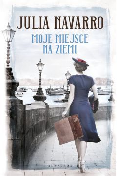 Książka Moje miejsce na ziemi autorstwa Julii Navarro jest opowieścią potwierdzającą to, jak bardzo historia determinuje ludzkie losy. Mówi o poczuciu winy, niespełnionej miłości i zemście. Wszystkie te czynniki mają wpływ na nasze obecne decyzje i uniemożliwiają patrzenie w przyszłość. Publikacja ta stanowi również przestrogę przed tym, by w ściganiu własnych demonów nie zapominać, że życie toczy się tu i teraz.

Trójka bohaterów, Fernando, Catalina i Eulogia, całe beztroskie dzieciństwo spędziła w tej samej dzielnicy Madrytu. Ich wkroczenie w dorosłe życie przypadło na najgorszy okres kraju, bo po wyczerpującej wojnie domowej. Każdy z młodych ludzi stracił kogoś bliskiego. Próbują odnaleźć się w nowej rzeczywistości, cieszyć się małymi, codziennymi rzeczami i łapać ulotne chwile szczęścia. Przychodzi jednak czas na podjęcie ważnych decyzji. Każdy z trójki bohaterów z zupełnie innych pobudek decyduje się na ucieczkę z Hiszpanii.