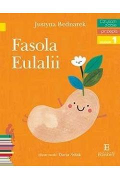 Co zrobić, gdy wiosna nie chce nadejść? Pozwól swojemu dziecku samodzielnie przeczytać receptę na wiosnę w książce Czytam sobie. Fasola Eulalii!

Bohaterką książeczki Czytam sobie. Fasola Eulalii jest Eulalia Złoty Palec. Dziewczynka nie może doczekać się, aż nastanie wiosna. Tymczasem aura w tym roku nie jest dla niej łaskawa. Wiosna zdaje się być mocno spóźniona i ani myśli szybko nadejść. Eulalia nie potrafi się z tym pogodzić i szuka sposobu na oszukanie kapryśnej aury. Dziewczynka ma całkiem ciekawy pomysł. Postanawia wyhodować sobie wiosnę samodzielnie, we własnym domu. Jej prywatna wiosna powstanie w słoiku, a wyrośnie z fasoli.

Autorka, z pomocą Eulalii, przedstawia młodemu Czytelnikowi kultowy przepis na to, jak wyhodować fasolkę ze słoika. Krok po kroku tłumaczy i objaśnia, czego potrzeba, by z fasolki wykiełkowała łodyga, a później liście i kwiaty. Fantastyczna opowiastka, idealna nie tylko na wiosnę, z pewnością zainteresuje młodego czytelnika. Być może spróbuje, jak Eulalia, wyhodować wiosnę w swoim domu, na własnym parapecie?