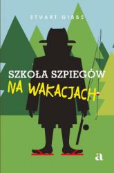 Nastoletni as wywiadu i jego przyjaciele ze szkoły szpiegów powracają! Benjamin Ripley inaczej wyobrażał sobie życie w szkole przyszłych agentów CIA. Po roku nauki w Akademii Szpiegostwa ledwo trafia do tarczy (cud, że się nie postrzelił), z samoobroną idzie mu kiepsko, na szczęście lepiej radzi sobie z szyframi i kryptologią. Marzy już o wakacjach, ale z odpoczynku nici – znów ściga go organizacja terrorystyczna Pająk. Nie poradziłby sobie, gdyby nie pewna wybitna szpieżka, Erica Hale. Zdecydowanie najsprawniejsza i najbystrzejsza przyszła agentka w całej szkole, a przy okazji najmądrzejsza dziewczyna, jaką Ripley w życiu spotkał. Tych dwoje świetnie się uzupełnia, choć nie bez zgrzytów. Druga część „Szkoły szpiegów” to nie jest historia dla grzecznych dziewczynek i chłopców. Żeby przeżyć w świecie agentów, trzeba być niezłym spryciarzem albo… mieć ekipę, która poradzi sobie z każdą trudną sytuacją.