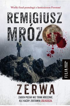 Ostatnia część pentalogii z Wiktorem Forstem!

Zbocza gór znów spłynęły krwią. W środku sezonu turystycznego na Rysach odnalezione zostają zwłoki starszego mężczyzny, a sposób działania sprawcy prowadzi wyłącznie do jednego wniosku: wrócił ten, którego wszyscy się obawiali.

Oprócz monety w ustach, na nagim torsie ofiary znajduje się wycięty w skórze, krwawy napis: „Revertar ad Ierusalem in misericordiis”. Sytuacje komplikuje fakt, że ofiarę umieszczono na samym środku słupka granicznego, przez co śledztwo zamierzają prowadzić zarówno Polacy, jak i Słowacy.