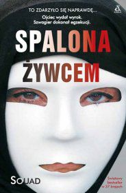 Pierwsze na świecie świadectwo ofiary zbrodni honorowej Pokochała go pierwszą miłością. Myślała, że się z nią ożeni. Ale ukochany zniknął, a ona odkryła, że spodziewa się dziecka. A w jej świecie to najcięższa zbrodnia... Ojciec wydał wyrok. Szwagier dokonał egzekucji. W zapomnianej przez Boga wiosce w Cisjordanii kobiety są warte mniej niż zwierzęta domowe. Tu mężczyzna jest panem życia i śmierci żony, córki, siostry. Brat może bezkarnie zabić siostrę, matka – córkę, kolejną bezużyteczną dziewczynkę, jaka się urodzi. Tu kobiecie odbiera się godność, a nawet życie zgodnie z odwiecznym obyczajem i uświęconą tradycją. A śmierć jest karą dla dziewczyny, która zhańbi rodzinę. Tak jak Souad. Wyrok wydaje jej ojciec. Szwagier dokonuje egzekucji. Oblewa Souad benzyną i podpala... SOUAD przeżyła – cudem, ale rodzina usiłowała zabić ją nawet w szpitalu. Na zawsze jednak pozostanie straszliwie okaleczona – na ciele i duszy. I wciąż musi się ukrywać; dopóki żyje, jej rodzinę okrywa hańba. Spalona żywcem, opublikowana pod pseudonimem szokująca opowieść o piekle, jakim było jej dzieciństwo i młodość, stała się międzynarodowym bestsellerem.