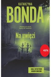 Jakub Sobieski wciąż czeka na sprawę, która przyniesie mu uznanie i pieniądze, a na co dzień przyjmuje rutynowe zlecenia. Pewnego wieczoru pod jego biurem pojawia się kobieta, która prosi go o pomoc w odnalezieniu córki. Twierdzi, że 15-letnia dziewczyna od miesięcy była prześladowana przez rówieśników i z tego powodu zniknęła. Osobiste przeżycia sprawiają, że Sobieski podchodzi do sprawy niemal obsesyjnie. Ale zmowa milczenia i fałszywe poszlaki nie ułatwiają mu zadania. Wszyscy, nawet matka zaginionej, zdają się mieć swoje tajemnice… Zebrane tropy prowadzą detektywa do jednego z podwarszawskich moteli. To tam trzy miesiące wcześniej doszło do perwersyjnego morderstwa. Komu zależało, by o tak okrutnej sprawie nikt się nie dowiedział? Co łączy zamordowanego mężczyznę z zaginioną Stefanią Chrobak? „Na uwięzi” to nie tylko trzymający w napięciu kryminał, to studium perwersji i upadku moralności, które pozostaje w pamięci na długo po zakończeniu lektury!