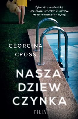 To zwyczajne popołudnie, gdy wychodzę przez drzwi kuchenne na patio, żeby sprawdzić, co u mojej pasierbicy, Mii, która pływa w basenie. Ale nie ma jej. Serce zamiera mi w piersi, gdy widzę otwartą tylną bramkę. Byłam kilka metrów dalej. Dlaczego nie słyszałam jej krzyków? KTO ZABRAŁ NASZĄ DZIEWCZYNKĘ? Mój mąż nie rozumie, jak mogłam pozwolić na to, żeby nasza córka zniknęła. Widzę, że śledczy mi nie wierzą. Uważają mnie za złą macochę. Detektyw ciągle pyta mnie, co robiłam przez te pięć minut, kiedy Mia zniknęła. Ale nie mogę zdradzić jej mojego sekretu. Nigdy nie byłyśmy z Mią blisko i czasami doprowadzała mnie do szału, ale nigdy bym jej nie skrzywdziła. MUSICIE MI PO PROSTU UWIERZYĆ.