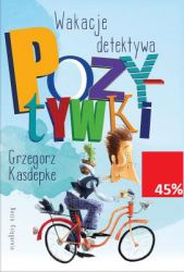 Hurra! Wakacje! W kamienicy ruch jak nigdy. Dominik jedzie na obóz, Zuzia na kolonie, Asia do babci. Wszyscy obładowani bagażami spieszą się na upragniony wypoczynek. Tylko detektyw Pozytywka nie… No bo jak tu zamknąć agencję detektywistyczną „Różowe Okulary” na całe dwa miesiące? Zresztą czy naszemu sympatycznemu bohaterowi rzeczywiście udałoby się odpocząć? Detektyw Pozytywka jest osobą wyjątkową, dlatego i jego wakacje należą do nietypowych i prawdę mówiąc, zapowiadają się pracowicie. Zadba o to sławny podróżnik Waskodegamski, niezwykle skuteczny wróżbita, a nawet ksiądz chodzący po kolędzie