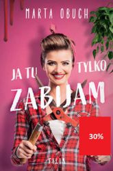 Książka wydana w serii Wielkie Litery – w specjalnym formacie z dużą czcionką dla seniorów i osób słabowidzących.
Rzut golonką, ucieczka na hulajnodze i prawie udany, choć nieudawany orgazm. Miłosna pomyłka i przestępcze ADHD – najnowsza powieść Marty Obuch to komedia, kryminał i romans w jednym. Czyta się wybornie!
Tosia zostaje zatrudniona jako ogrodniczka i poskramiaczka niesfornego i wyjątkowo paskudnego „zwierza”, a potem zaczyna się seria tajemniczych zamachów, włamań, pomyłek oraz nieszczęśliwych wypadków – jak łatwo się domyślić, to główna bohaterka jest ich wspólnym mianownikiem, co automatycznie czyni z niej osobę podejrzaną. Obrót zdarzeń wcale się Tosi nie podoba