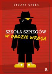 Trzeci tom zwariowanych przygód nastoletniego szpiega CIA Benjamina Ripleya Nikt nie obiecywał, że życie tajnego agenta będzie usłane różami… Po spektakularnej wtopie na corocznym OZBiS-ie (Ocenie Zdolności Bojowej i Sprawności) trzynastoletni Ben zostaje z hukiem wyrzucony z Akademii Szpiegostwa CIA. Słynny Tajniak szybko otrzymuje kuszącą ofertę, by dołączyć do konkurencyjnej szkoły prowadzonej przez organizację Pająk. O dziwo, przyjmuje propozycję. I ma niecny plan! Czy uda mu się wykiwać superzłoczyńczynię Ashley, dziwacznego Padalca, Murraya, a przede wszystkim tajemniczego Joshuę? Gotowi na tajną misję w obozie wroga? Seria „Szkoła szpiegów” Stuarta Gibbsa to bestsellerowy cykl porywających powieści szpiegowskich dla dzieciaków