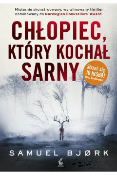 Tajemnicze zbrodnie i intrygujące śledztwo to uczta dla koneserów tego gatunku, idealna pozycja na jesienno-zimowe wieczory.

Chłopiec, który kochał sarny” to kolejna doskonała pozycja Samuela Bjørka dla wszystkich fanów kryminałów. Czytelnik do samego końca nie jest w stanie przewidzieć zakończenia i rozwiązania zagadki kryminalnej, osadzonej w zimowym, świątecznym klimacie. Dwie sprawy, z pozoru zupełnie inne, dzieli je prawie 14 lat. Pełne intryg i niespodziewanych zwrotów akcji śledztwo. Tajemnicza zbrodnia i charyzmatyczny śledczy to dwa nieodłączne składniki twórczości Bjørka.

Rok 1999, mroźny wieczór w dniu Bożego Narodzenia. Po uroczystym świętowaniu z rodziną pewien starszy mężczyzna wraca do siebie do domu. Jedzie powoli w ciemnościach po wąskiej drodze wiodącej przez las. Nagle kątem oka zauważa, że coś się porusza w gęstwinie. W ostatniej chwili udaje mu się wyhamować. Mężczyzna nie może uwierzyć własnym oczom. Przed maską jego samochodu stoi mały chłopiec. Jest przemarznięty do szpiku kości, przerażony, a na głowie ma poroże jelenia. Kim ON jest i skąd ON się tam wziął? I o co chodzi z tym porożem?