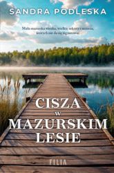 Książka wydana w serii Wielkie Litery – w specjalnym formacie z dużą czcionką dla seniorów i osób słabowidzących.

CZY LAURZE UDA SIĘ WKUPIĆ W ŁASKI NOWO POZNANYCH LUDZI I ROZWIĄZAĆ KRYMINALNĄ ZAGADKĘ? CZY ZDOŁA PONOWNIE OTWORZYĆ SWOJE SERCE NA MIŁOŚĆ?

Laura pracuje jako dziennikarka śledcza dla ogólnokrajowego tygodnika „Meritum”. Trudne doświadczenia z przeszłości sprawiły, że całą swoją uwagę skupiła na budowaniu kariery zawodowej, dlatego w skrytości ducha marzy o awansie. Gdy otrzymuje szansę, aby objąć wyższe stanowisko, nie waha się ani chwili – postanawia spędzić najbliższe trzy tygodnie w malutkiej wiosce na Mazurach i napisać reportaż dotyczący zabójstwa młodej kobiety. Ku jej niezadowoleniu, razem z nią jedzie tam również Arek