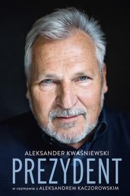 Pierwszy wywiad rzeka z prezydentem, który przeprowadził Polskę przez największe przełomy ostatnich 40 lat.

Gdy wybrano go w 1995 roku, Polska przecierała oczy ze zdumienia. Drugą kadencję kończył jako jeden z najbardziej cenionych i lubianych polityków w kraju. W międzyczasie współtworzył Konstytucję oraz wprowadził Polskę do NATO i Unii Europejskiej. Dziś jest bardziej dyplomatą niż politykiem, co pozwala mu spojrzeć z dystansem i głębią nie tylko na własną drogę, ale też na zmiany, przez które przeszły zarówno Polska, jak i cały świat.

Aleksander Kwaśniewskiw rozmowie z biografem Aleksandrem Kaczorowskim po raz pierwszy tak otwarcie mówi o prezydenturze, rodzinie i samym sobie.