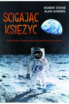 JFK podjął historyczne zadanie lądowania na Księżycu. Oto opowieść o wizjonerach, którzy pół wieku temu pomogli urzeczywistnić jego wizję.

Książka towarzyszy filmowi stacji PBS American Experience.

Pisarz i producent Robert Stone (wg Entertainment Weekly jeden z naszych najważniejszych dokumentalistów) przedstawia te istotne postaci w pogłębieniu względem produkcji PBS, błyskotliwie przedstawiając ich życiorysy.

W roku 1961 prezydent John F. Kennedy przedstawił plan wydania 20 mld dolarów na lądowanie człowieka na Księżycu przed końcem dekady. Ścigając Księżyc” opiera się na relacjach świadków oraz niedawno odkrytych materiałach archiwalnych, po raz pierwszy ujawniając nieznane opowieści o fascynujących osobach, których twórcza, wieloletnia praca doprowadziła do pamiętnego osiągnięcia USA. Lądowanie na Księżycu, którego 50. rocznicę będziemy niedługo obchodzić, to nie tylko opowieść o inżynierach i astronautach; wyrosło z marzeń autorów SF, filmowców, geniuszy militarnych i wykraczających poza system naukowców. Należeli do nich:

    pisarz SF Arthur C. Clarke, który zainspirował część głównych uczestników wyścigu na Księżyc. Mając 20 lat, napisał studium, dzięki któremu USA pokonały ZSRR w jednej z dziedzin kosmonautyki: komunikacji satelitarnej,
    Wernher von Braun, wcześniej nazistowski geniusz militarny, kierownik hitlerowskiego programu broni rakietowych. Pracował dla armii USA nad pociskami balistycznymi, a później dla NASA, nadzorując powstanie rakiety nośnej Saturn V,
    astronauta Frank Borman, dowódca pierwszej wyprawy, która okrążyła Księżyc; jego zdecydowane oświadczenie przed Kongresem w roku 1967 ostatecznie uratowało program księżycowy przed kasacją,