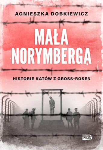 O czym jest książka Mała Norymberga?


Lato 1946 roku, Świdnica. W atmosferze sensacji do miasta przybywa transport więźniów – byłych esesmanów, obozowych katów. Wśród nich jest sześciu wartowników KL Gross-Rosen, zatrzymanych przez aliantów i sowietów w roku 1945. Rozpoczyna się żmudne śledztwo, w którym polska prokuratura próbuje im udowodnić winę. Tysiące stron dokumentów, setki świadków, godziny rozpraw i miesiące oczekiwań na wyrok. Współcześni zaczynają nazywać ten proces polską Norymbergą. Co opisała Agnieszka Dobkiewicz w swojej książce Mała Norymberga?

Przerażające historie z czasów II wojny światowej


Sześć spraw i sześć życiorysów pokazuje nieznany koszmar obozu koncentracyjnego Gross-Rosen.
Homoseksualni kapo, którzy wykorzystywali nieletnich więźniów, żydowscy kapo okrutniejsi od esesmanów, sadyści pokroju Wilhela Kunzego, którzy gotowi byli zatłuc więźnia na śmierć choćby łopatą, to tylko część wstrząsającej prawdy, jaka wyłoniła się w toku procesów świdnickich, polskiej „małej Norymbergii”.