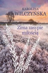 Książka wydana w serii Wielkie Litery – w specjalnym formacie z dużą czcionką dla seniorów i osób słabowidzących.

Odkryj Wrzosową Polanę otuloną białym puchem, gdzie mimo mrozu znajdziesz ciepło i szczęście.
Diana kończy warsztaty mikołajkowe i zamyka pracownię na zimę. Odśnieżanie podwórka staje się okazją do bliższego kontaktu z sąsiadką, byłą nauczycielką. Diana poznaje także córkę kobiety, Joannę, z którą zaczyna współpracować.
Stach wraca do zdrowia pod troskliwą opieką Wandy i Grety. Pojawia się też młody rehabilitant Daniel, który od razu łapie kontakt z chorym.