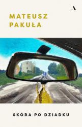 Nowa książka autora Jak nie zabiłem swojego ojca i jak bardzo tego żałuję. W swojej drugiej powieści Mateusz Pakuła ponownie sięga do rodzinnej historii. Przenosimy się z nim do epicentrum stalinizmu, początku lat 50., gdy jego dziadek za szczeniacki wybryk zostaje osadzony w kieleckiej katowni. Ten, który go uratuje, rzuci światło zarówno na mroczną przeszłość miasta, splecioną z wojną, pogromem kieleckim i Holocaustem, jak i na przyszłość nowego pokolenia. Jak na nas leżą, dziurawe niczym pamięć, skóry po dziadkach? Czy historia, którą pamiętamy, jest również historią, którą chcemy pamiętać? Czy nadaje się na tożsamościowy mit? Pakuła pisze tak, że głowa mała, oczy ogromne, flaki powywracane, ręce drżące, a nogi z waty. To jest mistrzostwo świata w opowiadaniu historii osobistych i zarazem tych szerszych, społecznych. W przyszłość można patrzeć tylko mierząc się wciąż z przeszłością.