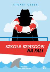 Ahoj, wszystkie ręce na pokład! Zaczynamy operację „Morderczy manat”! Tajna misja Bena Ripleya i jego przyjaciół z Akademii Szpiegostwa CIA zapowiada się całkiem… przyjemnie. W końcu kto by nie chciał spędzić kilku dni na luksusowym wycieczkowcu i to pod fałszywym nazwiskiem? Niestety, zamiast wykwintnych kolacji, korzystania z parku wodnego i zabaw do północy ekipę nastoletnich szpiegów czekają nieprzewidziane skoki za burtę, rajdy motorówką na złamanie karku oraz pułapki w postaci kupy pelikana. Czy uda się wyjść z tego obronną ręką i pokrzyżować plany genialnego złoczyńcy? Kolejna część bestsellerowej serii sprawdzonej w akcji (w każdych warunkach)!