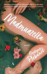 Olśniewający pisarski powrót! Od pytania „kto zabił” ważniejsze bywa: „Dlaczego wcześniej nie zrobił tego ktoś inny?” Latem 1986 roku w starym nadbałtyckim bunkrze umiera szanowany członek lokalnej społeczności – lekarz, ojciec, mąż. Jeszcze tej samej nocy szesnastoletnia Mad, która ostatnia widziała doktora Marka żywego, wyjeżdża do Paryża i na stałe opuszcza Polskę. Wiele lat później, gdy będzie już uznaną lingwistką i wyzwoloną obywatelką Europy, na jej trop wpadnie Jakub, syn Marka. Zagubiony, szuka kogoś, kto weźmie odpowiedzialność za jego złamane życie, nie dostrzega jednak, że już dawno pomylił sprawców z ofiarami. W Madmuazelce Grażyna Plebanek opowiada dwie równoległe historie rodzinne, w których pamięć służy temu, by zapomnieć, a prawda – jak w greckiej tragedii – może okazać się przyczyną klęski. Jednocześnie jest to książka o budowaniu nowych wspólnot, o kształtowaniu tradycji wolnej od przesądów i obalaniu murów, które rosły pokoleniami. Sensualna, mistrzowsko spleciona i pełna kryminalnego suspensu powieść obyczajowa, w której autorka wraca do tego, w czym jest najlepsza: opowiadania wciągających ludzkich losów. Zwłaszcza tych kobiecych.
