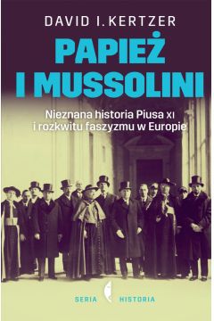 Trudno o bardziej odmienne postaci: Pius XI spędził większość życia pochylony nad średniowiecznymi manuskryptami. Benito Mussolini był zanurzonym w teraźniejszości podżegaczem, awanturnikiem i antyklerykałem. Istniały jednak i podobieństwa. Obaj mieli wybuchowy temperament, obaj domagali się bezwarunkowego posłuszeństwa i wywoływali u swoich podwładnych strach, obaj uważali komunizm za zagrożenie. I z czasem docenili znaczenie współpracy. Papież i Mussolini to opowieść o dwóch ludziach, którzy w tym samym 1922 roku sięgnęli po władzę i zmienili bieg XX wieku. Kiedy w 2006 roku otwarto tajne archiwa Watykanu, a cenne źródła ujrzały światło dzienne, możliwe było wreszcie wyjaśnienie, co połączyło te dwie postaci i jakie były tego skutki. Obrazu dopełniają grube teczki faszystowskiej policji, dokumentujące tajemnice i skandale opisane w raportach donosicieli działających za murami Watykanu