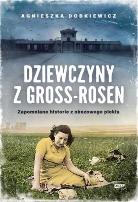 Zapomniane historie z obozowego piekła
Ruth, Felice, Fela, Gerda, Alize, Halina sześć młodych dziewczyn, które połączył jeden los. Wszystkie miały swoje marzenia, plany, ambicje lecz trafiły tam, gdzie granica między człowieczeństwem a bestialstwem była bardzo cienka. Każda z nich przetrwała piekło Gross-Rosen. Każda z nich została bezdusznie pognana w Marszu Śmierci. Niestety nie każda z nich przeżyła pochód w środku zimy. Co sprawiło, że niektórym kobietom dane było rozpocząć inne, szczęśliwe życie, podczas gdy pozostałym odebrano szansę na nowy początek?
Fatum? Siła wyższa? A może zwykły przypadek?
Naziści skrupulatnie zacierali ślady po własnych zbrodniach. Niszczyli obozy koncentracyjne, palili dokumenty, zakopywali więźniarki w masowych grobach gdzieś na odludziu. Dlatego przeszłość dziewczyn z Gross-Rosen pokryta jest kurzem zapomnienia. Agnieszka Dobkiewicz bazując na nielicznych dokumentach zachowanych do naszych czasów stara się jednak odkryć bolesną prawdę o życiu Ruth, Felice, Feli, Gerdy, Alize oraz Haliny.