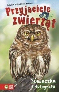 Sóweczka z fotografii to kolejna część serii dla dzieci Przyjaciele Zwierząt. Jest to historia o najmniejszej żyjącej w Polsce sowie. Co może zagrażać spokojnemu życiu sóweczki i innych mieszkańców Białowieży? Czy to ludzie, którzy urządzają sobie quadami rajdy po lesie? A może dzieci, które podczas warsztatów płoszą zwierzęta? A czy wy wiecie, że w lesie ludzie są tylko gośćmi? Jakie przygody tym razem spotkają Wojtka i jego siostrę Amelkę?

Seria Przyjaciele zwierząt powstała z myślą o młodych miłośnikach książek, zwierząt i polskiej przyrody. Poszczególne tomy będą przybliżać wybrane gatunki, które żyją w Polsce. Książki z serii Przyjaciele zwierząt to nie tylko wciągająca lektura, ale również doskonała lekcja przyrody, odpowiedzialności i empatii. Każdy z tytułów ma opiekę merytoryczną specjalisty od danego gatunku, by pokazać dzieciom prawdziwe życie zwierząt, ich zwyczaje i czyhające na nie zagrożenia. Na końcu każdej książki znajduje się kompendium przystępnie podanej ogromnej porcji wiedzy i ciekawostek o zwierzęciu, które było bohaterem danego tomu.