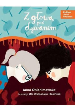 Bulbes i Hania uczestniczą w spotkaniu z panią pisarką. Podczas rozmowy pada pytanie o to, co dzieci chciałyby robić, gdy dorosną. Jedno z naszych młodych bohaterów nie wstydzi się swoich marzeń i głośno o nich mówi. Drugie zaś przeciwnie. Wstydzi się bardzo, a poza tym dołącza do grona śmiejących się dzieci. Czy ich przyjacielskie dotąd stosunki przetrwają tę próbę? Dlaczego wstydzimy się niekiedy mówić głośno o tym, co myślimy? Jaką rolę w tej całej historii odegra tajemnicza postać mieszkająca pod dywanem? Przekonajcie się o tym biorąc do ręki tę wspaniałą książkę!

Z głową pod dywanem to druga część cyklu powieściowego Anny Onichimowskiej Bulbes i Hania Papierek. Jest to kontynuacja znakomicie przyjętego Prawie się nie boję, które zostało w 2016 roku wyróżnione przez Polską Sekcję IBBY. Czytając Z głową pod dywanem zmierzymy się z kilkoma trudnymi pytaniami: czym jest lojalność oraz gdzie leży granica między kłamstwem, a pominięciem prawdy?