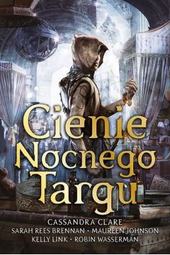 Powieść “Cienie Nocnego Targu” Cassandry Clare rozpoczyna tajemniczy cykl powieści z gatunku fantasy.

Czy wiesz, co czeka odwiedzających Nocny Targ?

“Cienie Nocnego Targu” to kolejna książka znanej i cenionej Cassandry Clare. Czytelnicy mają okazję przenieść się do wymienionego w tytule Nocnego Targu, który jest wyjątkowo zaskakującym miejscem. To tam można natrafić na wampiry, wilkołaki, faerie i czarowników. Handel podziemny kwitnie, a magiczne przedmioty zaskakują swoją niezwykłością. W powietrzu wiszą natomiast sekrety Nefilim, które nigdy nie miały ujrzeć światła dziennego.

Brat Zachariasz, Cichy Brat, jest regularnym gościem Nocnego Targu z Miasta Kości. Jako zaprzysiężony strażnik praw i wiedzy Nefilim musi je strzec z poświęceniem własnego życia. Wcześniej znano go jako Jema Carstaira będącego Nocnym Łowcą. Wybranką jego serca była czarownica, Tessa Gray. Jem nie wyzbył się swojego uczucia aż do teraz. Targ nęci każdego, kto się tam znajdzie. Trzeba uważać na to, co się mówi i czego się sobie życzy, ponieważ można się zatracić na zawsze, a wtedy już nie będzie powrotu.