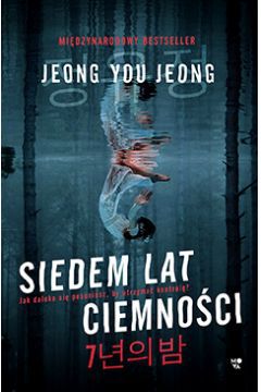 Mroczny, niepokojący i pełen zwrotów akcji thriller psychologiczny z Korei Południowej!

Siedem lat. Siedem lat, odkąd życie głównego bohatera, Sowona, wywróciło się do góry nogami. Siedem lat, odkąd po raz ostatni widział ojca, który wylądował w więzieniu. Siedem lat, odkąd miasteczko, w którym mieszkał, zniknęło z powierzchni ziemi, gdy ktoś otworzył śluzy tamy. Mały Sowon jest przerzucany od krewnego do krewnego. W końcu musi sobie radzić sam w świecie, w którym każdy prędzej czy później dowie się, że jest ON synem mordercy.

Siedem lat po tragicznych wydarzeniach, zabójstwie dziecka znalezionego w jeziorze, w jego ręce trafia paczka, która, jak nitka po kłębku, doprowadza go do tego, co naprawdę się wydarzyło. A my, czytelnicy, towarzyszymy mu w tych poszukiwaniach – nawet jeśli okazuje się, że prawda nie jest taka, na jaką wszyscy liczyli.